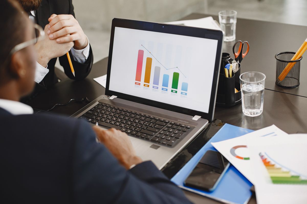 NE PAS REGENERER, photo de banque - Deux personnes passent en revue les indicateurs d'un tableau de bord. Photo : Gustavo Fring / Pexels