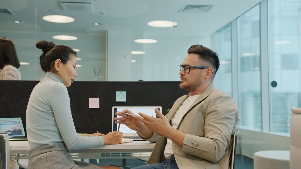 NE PAS REGENERER, photo de banque - Un intervenant extérieur en échange avec une responsable dans un bureau. Photo : Vitaly Gariev / Pexels